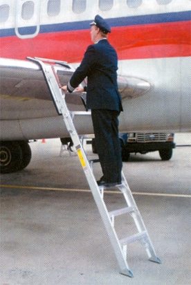 McDonnell Douglas MD-80 De-Icing Ladders