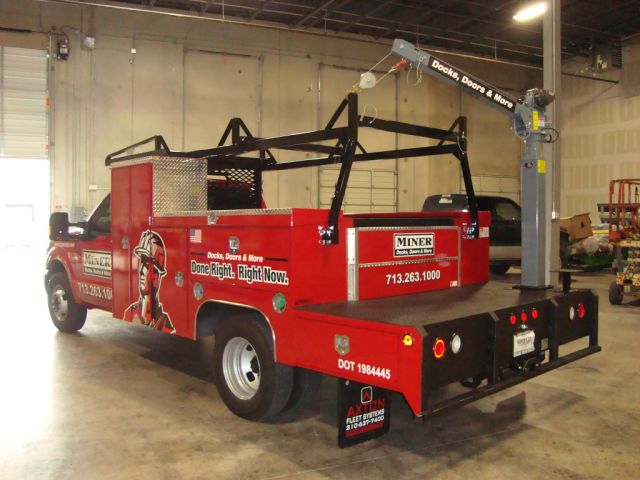CE6K Truck-Mounted Electric Mast Crane 2000lbs Lifting Capacity